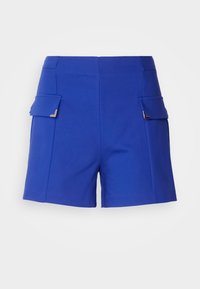 Shorts taille haute bleu vif avec deux poches avant à rabat ornées d'accents argentés aux coins, sur fond uni.