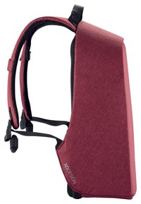 Zaino in tessuto rosso con un design elegante e angolare. Presenta spallacci imbottiti e una finitura testurizzata, evidenziando un branding minimalista sul lato.