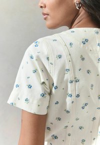 Next TALL FIT - V-NECK  - Teksakleit - ecru floral print