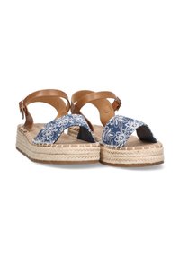 Sandalias de tiras de cuero marrón con parte superior de tela azul bordada. Cuenta con suela de cuña envuelta en yute, diseño de punta abierta y hebilla ajustable.