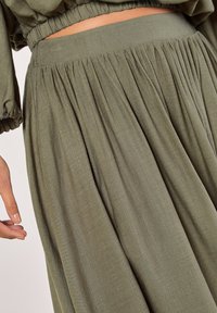Apricot MIDI - Gonna a pieghe - khaki