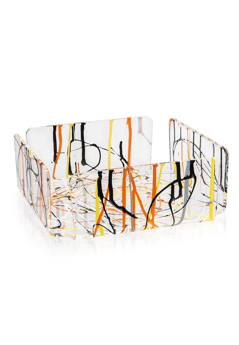 Plateau en acrylique transparent avec des motifs éclaboussés multicolores en orange, jaune, noir et gris ; forme rectangulaire avec des bords surélevés.