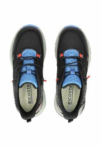 Schwarz und blaues Sportschuhpaar mit Mesh-Obermaterial, grauer Sohle, roten Akzenten, gestreiftem Detail und kontrastierenden Schnürsenkeln für einen sicheren Sitz.