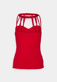 Top rosso senza maniche con una silhouette aderente, caratterizzato da un design con schiena scoperta e spalline che creano un effetto a gabbia. Tessuto liscio, senza pattern.