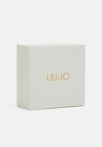 Hvit pappeske med matt finish som har gull "LIU·JO"-logo, kvadratisk form med avsmalnede kanter, minimalistisk design og ingen tilleggs mønstre.