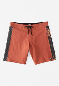 Shorts de bain couleur rouille avec un panneau latéral noir à motifs contenant des accents floraux. Comprend une taille élastique avec cordon de serrage et une étiquette logo.