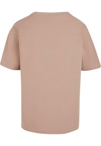 Vienkārša gaisvi brūna īsroku T-krekla attēls no aizmugures ar apaļu kakla izgriezumu un vienkāršām šūšanas detaļām.