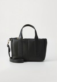 Svart handväska i läder med en texturerad yta, två övre handtag och en avtagbar axelrem. Har en rektangulär form och guldfärgade metallbeslag.