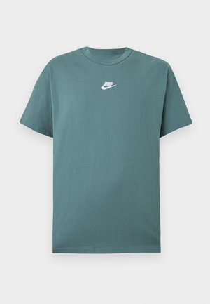 Maglietta verde a maniche corte Nike con logo bianco al centro del petto, scollo tondo e vestibilità comoda.