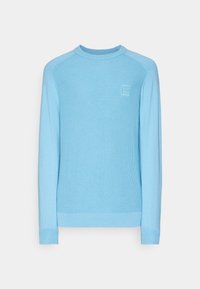 Pull bleu clair à col rond avec manches longues et petit patch logo carré sur la partie supérieure gauche de la poitrine.