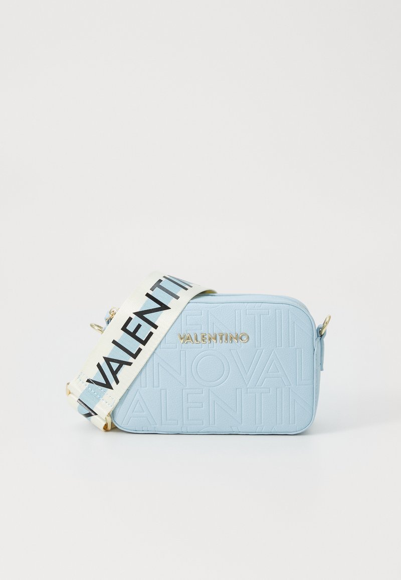 Ανοιχτό μπλε τσάντα χιαστί με ανάγλυφο λογότυπο, χρυσές λεπτομέρειες και μοτίβο στην θήκη με γραμμένο το "VALENTINO" σε έντονες μαύρες γραμματοσειρές.
