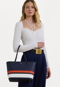 Lauren Ralph Lauren STRIPED LEATHER MEDIUM KARLY TOTE BAG - Maisiņveida soma - refined navy/orange/white