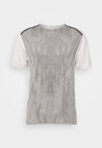 Lysegrå atletisk skjorte med struktureret stof, korte ærmer og mønstret design. Detaljer inkluderer en sort skulderstribe og trykt logo.