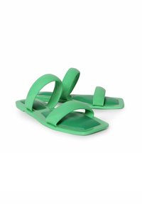 Grønne plastik sandaler med to brede, runde stropper og en flad, rektangulær sål. Glat overflade med en blank finish.