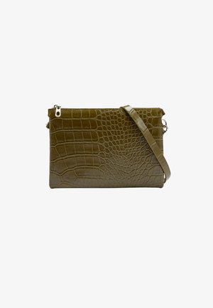 Oliwkowa torebka typu clutch z fakturą krokodyla, zapięcie na zamek i odpinany pasek na ramię, cechująca się gładką skórą i eleganckim designem.