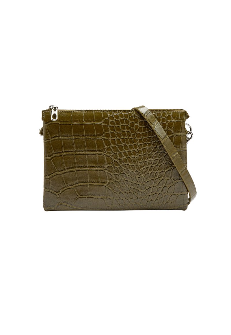Oliwkowa torebka typu clutch z fakturą krokodyla, zapięcie na zamek i odpinany pasek na ramię, cechująca się gładką skórą i eleganckim designem.