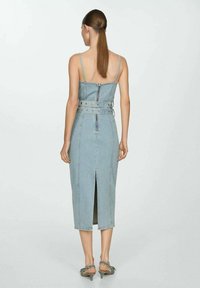 Vaatteet midi-denim-mekko vaaleansinisena, joka sisältää säädettävät spagettiolkaimet, takana vetoketjun, joustavan vyötärön vyöllä ja takan halkion.