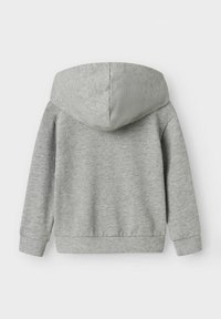 Felpa grigia con cappuccio, caratterizzata da una texture morbidissima, maniche lunghe e polsini e orlo a costine. Il design è semplice, con un cappuccio arrotondato.