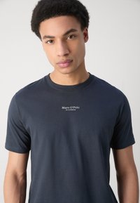 Marc O'Polo SHORT SLEEVE LOGO AT CENTRE FRONT - T-Shirt basic - dark navy