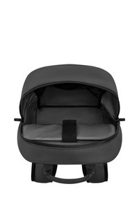 Čierny batoh s zaobleným vrchom, so zipsom, polstrovaným vnútrom a popruhom na zabezpečenie predmetov. Obsahuje dva nastaviteľné ramenné popruhy.