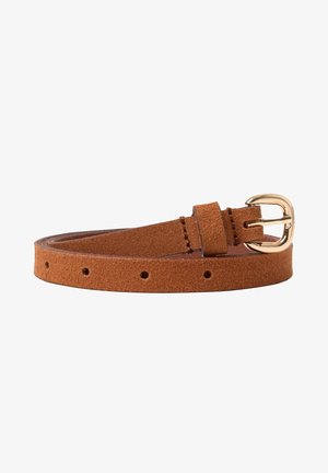Cintura in camoscio marrone con fibbia metallica color oro e molteplici fori di regolazione, arrotolata su sfondo bianco.