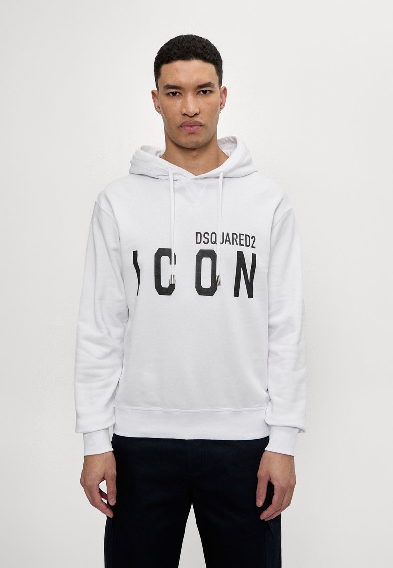 Haut à capuche en coton blanc avec un graphic frontal affichant "DSQ JARED2 ICON" en lettres noires en gras. Capuche avec cordon de serrage au toucher doux.