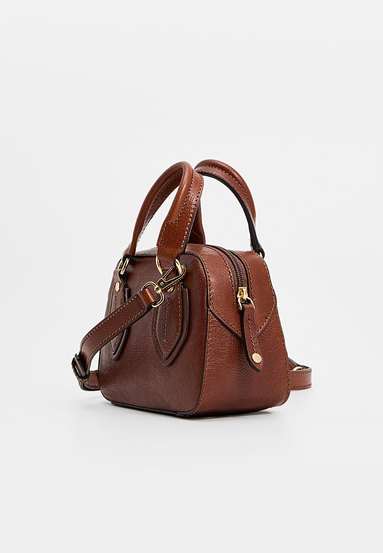 Braune Ledertasche mit strukturiertem Design, zwei kurzen Griffen, einem abnehmbaren Schultergurt und subtilen goldenen Hardware-Akzenten.