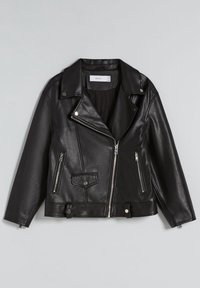 Giubbotto da biker in pelle nera con zip asimmetrica, due tasche con zip, una tasca con patta e dettagli a scatto sul colletto e sull'orlo.