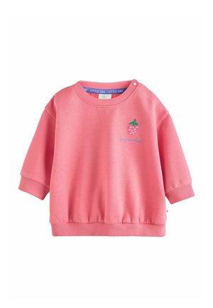 Hanorac roz cu decolteu rotund, manșete și tiv striate. Prezintă o căpșună brodată și textul „big smiles”.