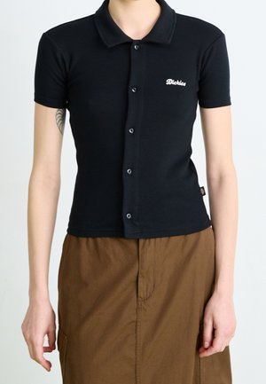 Zwarte polo met korte mouwen van katoen, met knoopsluiting aan de voorkant, kraag en wit "Dickies" logo. Soepele textuur met een aangesloten ontwerp.