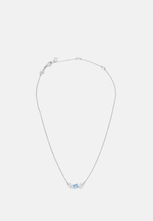 Collana in argento con una gemma blu centrale incorniciata da due pietre trasparenti. Maglie delicate e un sottile lucido che attraversa l'intera collana.