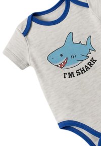 Un body di cotone grigio chiaro con rifiniture blu, caratterizzato da uno squalo dei cartoni animati e il testo "IO SONO UNO SQUALO" in nero, design a maniche corte.