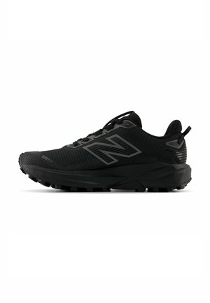 Zwarte New Balance hardloopschoen met robuuste zool, getextureerde bovenkant en logo aan de zijkant, ontworpen voor trail- of offroadgebruik.