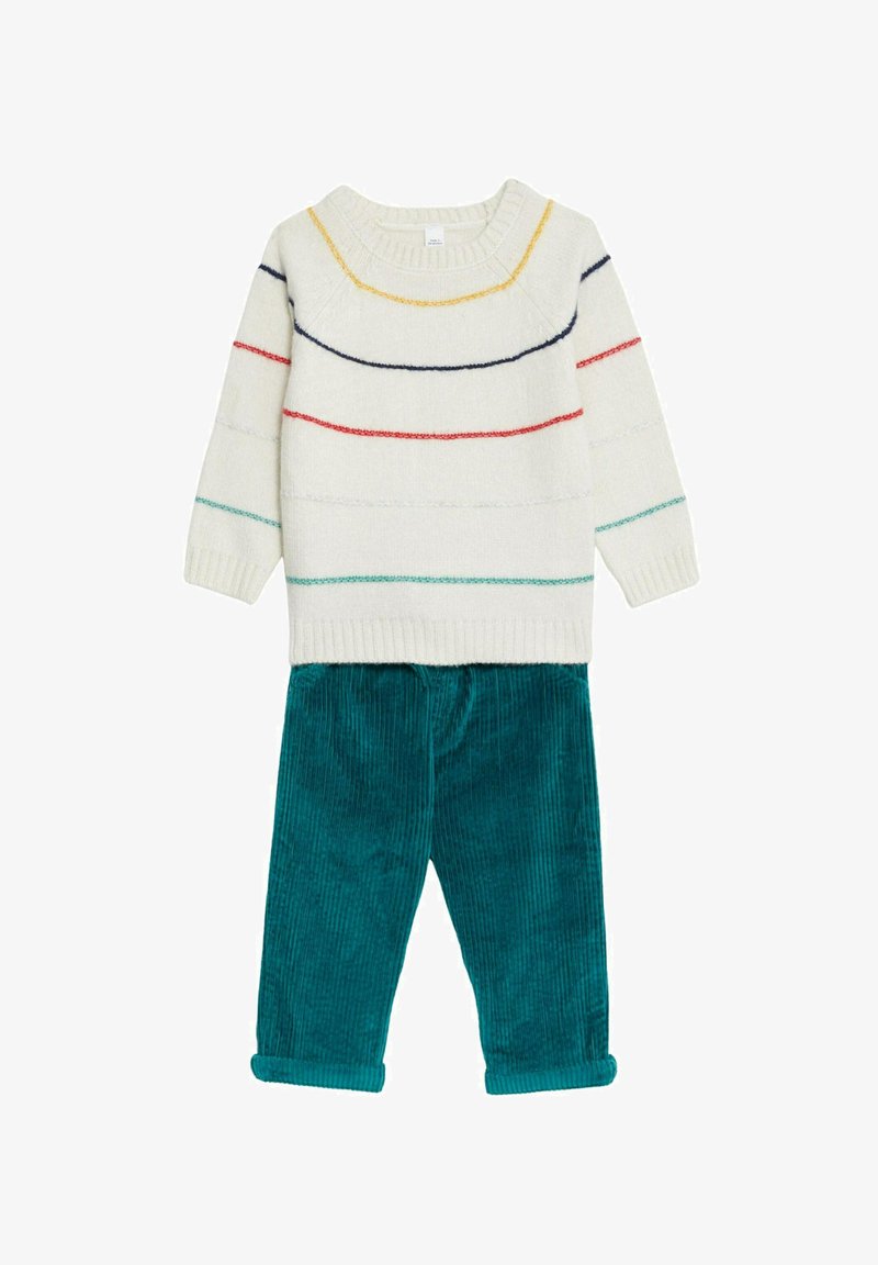 Gehaakte trui in crème met veelkleurige strepen, gecombineerd met teal corduroy broeken, voorzien van opgerolde mouwen en een zachte textuur.