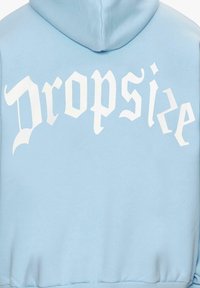 Sweat à capuche bleu clair avec le mot "Dropsize" en style gothique blanc courbé sur le haut du dos sous la capuche.
