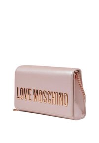 Clutch in pelle sintetica rosa con logo "LOVE MOSCHINO" in oro rosa impresso, una tracolla a catena e un design elegante e rettangolare.