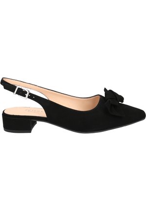 Zwarte suède slingback-schoen met een lage blokhak, spitse neus en decoratieve strik op de wreef. Verstelbare enkelband met een zilveren gesp.