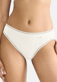 Hvide bomuldsboksershorts med en delikat bølget blonderkant langs talje og benåbninger, med diskret branding på forsiden.