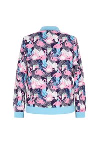 Jas met flamingo-patroon op een marineblauwe achtergrond, met roze flamingo's, tropische planten en geometrische vormen. Lichtblauwe manchetten en kraag.