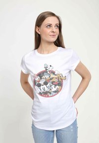 Hvid bomuld t-shirt med en rund trykt grafik af tegneseriefigurer, herunder Mickey Mouse, Donald Duck og Goofy.