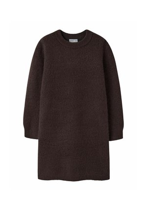 Robe pull tricotée marron foncé à manches longues avec encolure ronde et poignets et ourlet côtelés, présentée sur fond blanc.