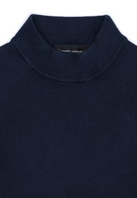 Granatowy sweter wykonany na drutach z wysokim prążkowanym kołnierzem. Gładka tekstura, dopasowany fason, a wewnątrz dekoltu widoczna metka.
