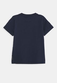 Mörkblå bomullströja med korta ärmar och rundad halsringning; har en liten etikett sydd vid den nedre sid sömmen.