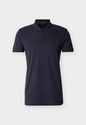 Tengerészkék rövid ujjú galléros póló, kétgombos gombolattal, finom logóval a bal mellrészen és egyenes szegéllyel.