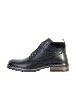 Bottine en cuir noir avec un bout arrondi, un laçage et un col en tissu texturé. Elle présente un talon effet bois et un détail de logo embossé.