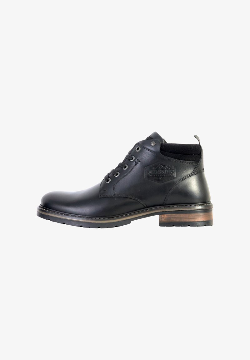 Bottine en cuir noir avec un bout arrondi, un laçage et un col en tissu texturé. Elle présente un talon effet bois et un détail de logo embossé.