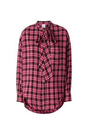 Camicia a maniche lunghe con motivo a quadri rosa e nero, dotata di scollatura con fiocco e taschino unico sul petto. Realizzata in tessuto leggero.