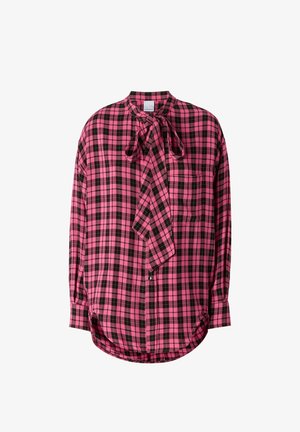 Camisa de manga larga en patrón de cuadros rosa y negro, con un cuello de lazo y un bolsillo en el pecho. Confeccionada con tela ligera.
