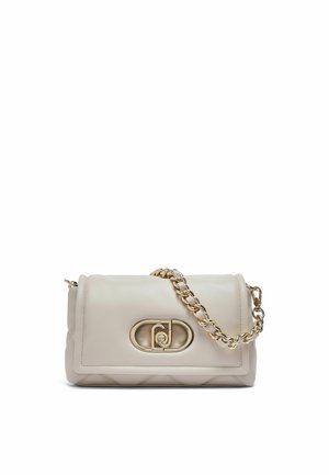 Piccola borsa a mano beige in pelle con tracolla a catena dorata e chiusura ovale dorata sul davanti, esposta su sfondo bianco.