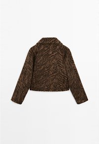 Veste courte en cuir brun texturé avec col, présentant un motif en zigzag et des manches longues. La vue arrière montre l'aspect flou du tissu.
